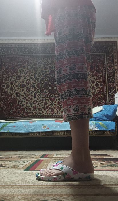 Білі пляжні шльопанці