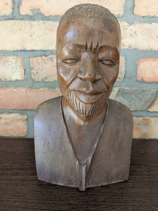 Artesanato Africano de chefe tribal feito á mão em madeira