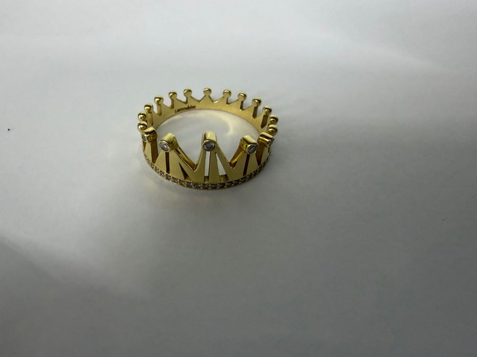 Золотое кольцо с бриллиантами 585 пробы вес 4грамма 18размер