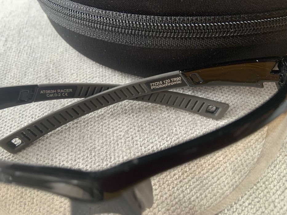 Óculos e bolsa de ciclismo