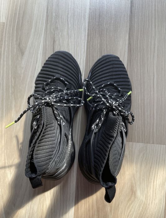 Wysokie buty sportowe ze skarpetą