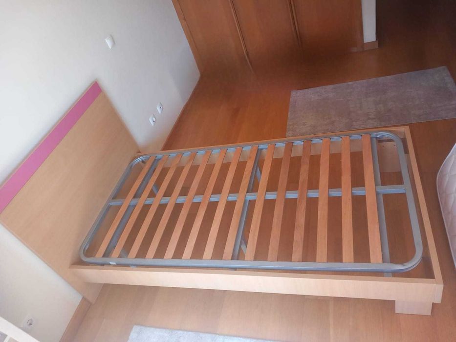 Cama de solteiro, com estrado e colchão
