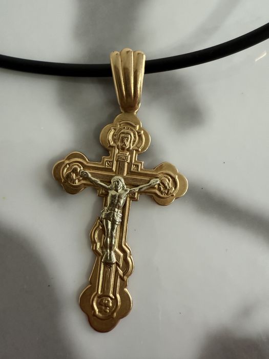 Золотой крестик со шнурком с золотыми встааками