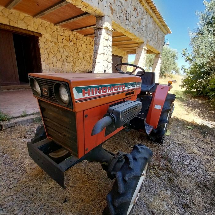 Conjunto tractor + empilhador elétrico pode ser trasportado com a carga