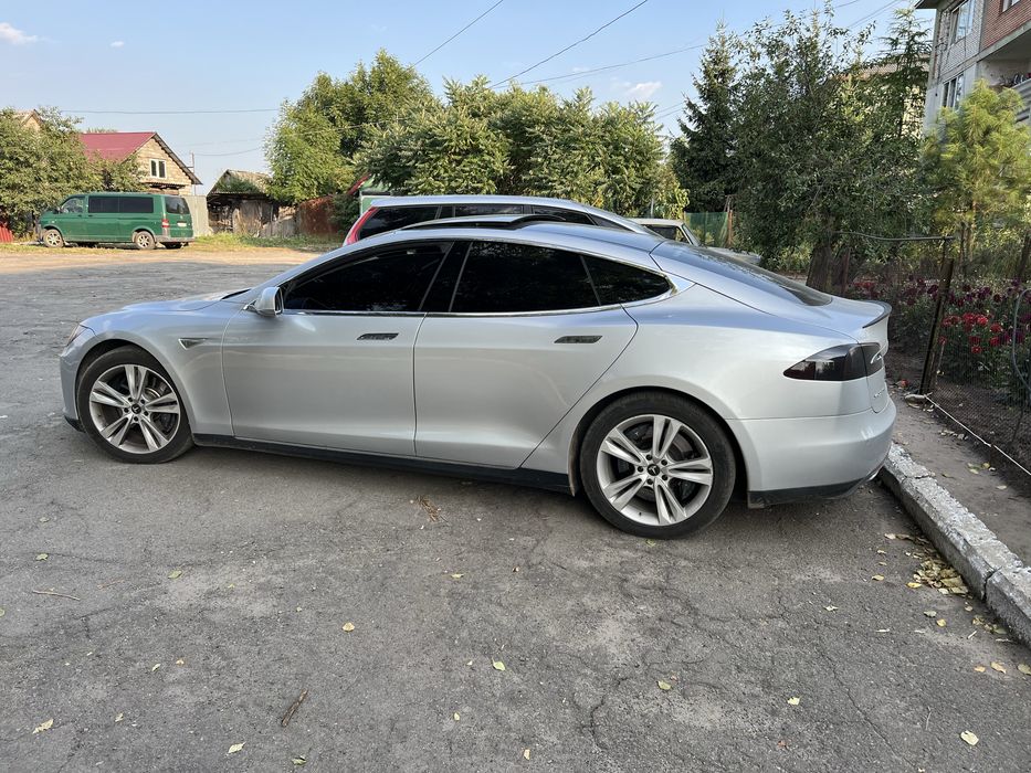 Тесла модел S 85 кв