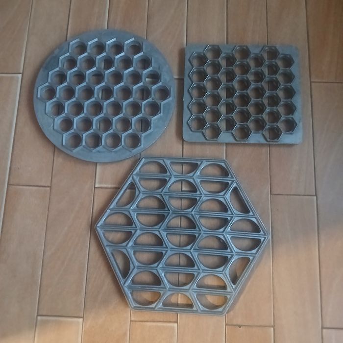 Продам форми для випікання вафель,горішків,грибочків,пельменниці.