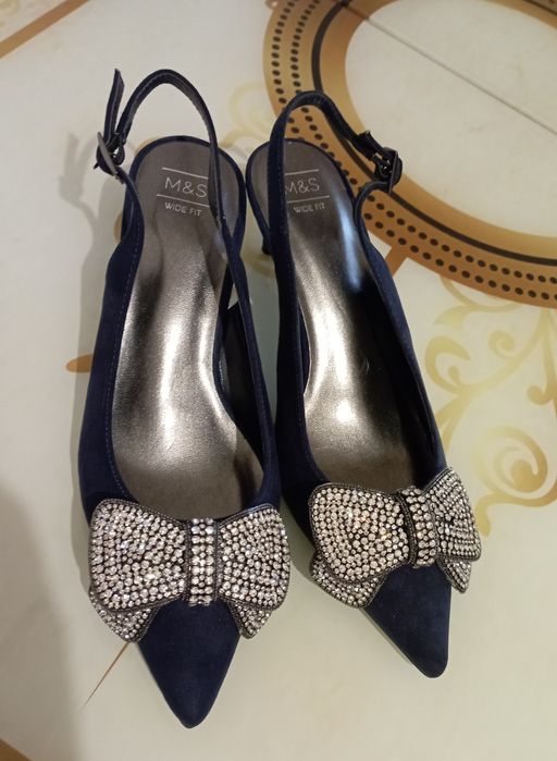 Босоніжки , туфлі святкові