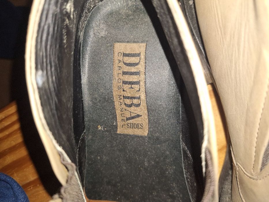 Sapatos em pele de marca. Carlos Manuel (dieva]