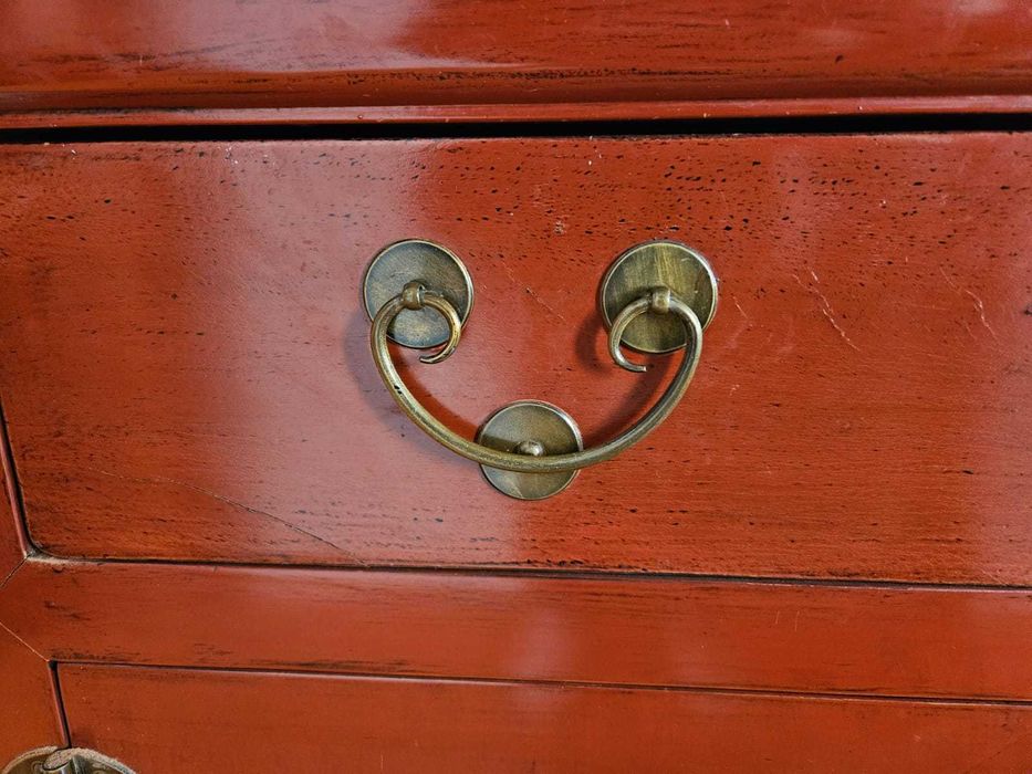 Cómoda/ aparador com detalhes esculpidos .