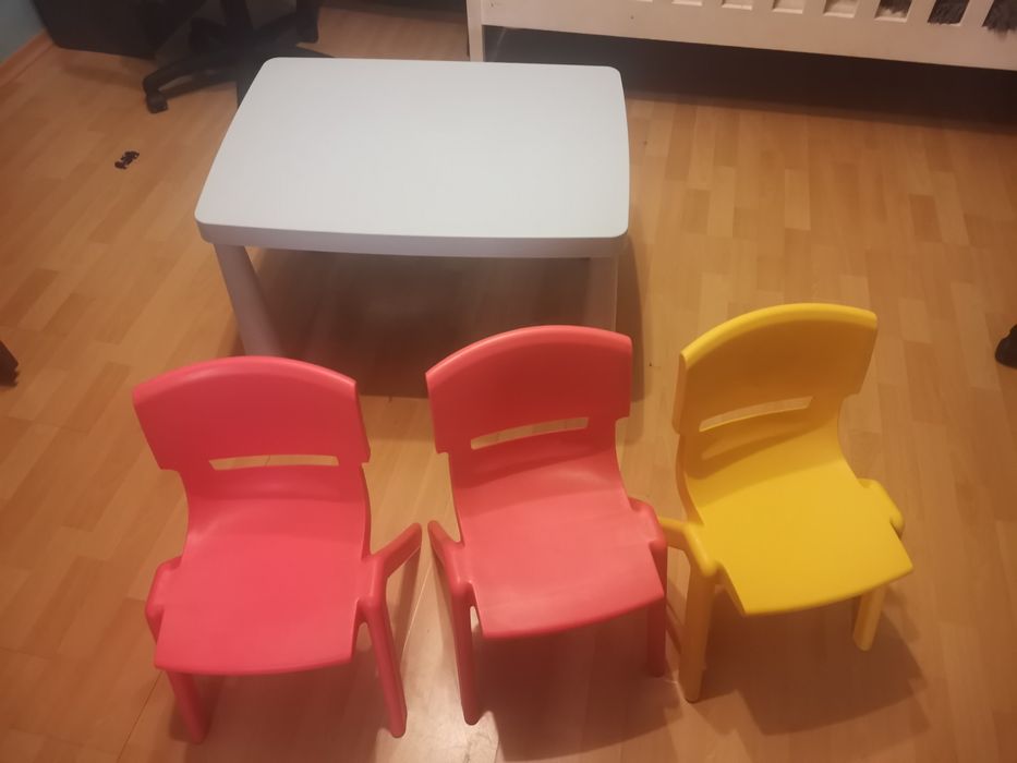 Stolik dziecięcy z krzesełkami