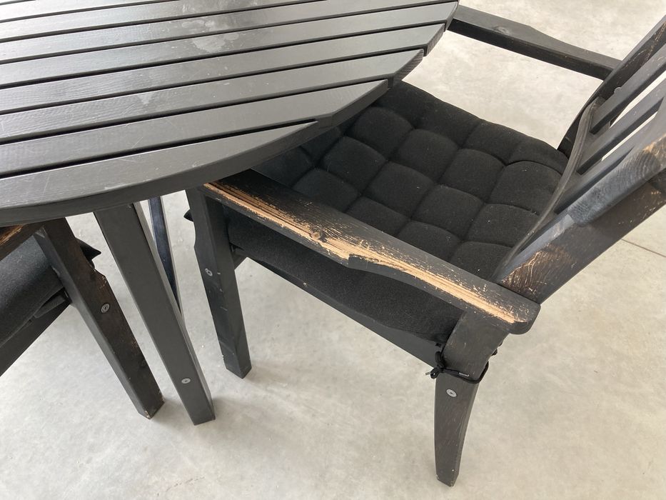 Conjunto mesa redonda e quatro cadeiras pretas exterior