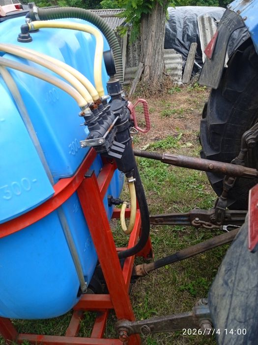 Оприскувач на 400л. У хорошому стані.