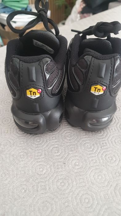 Sapatilhas/ Tenis criança TN semi novas