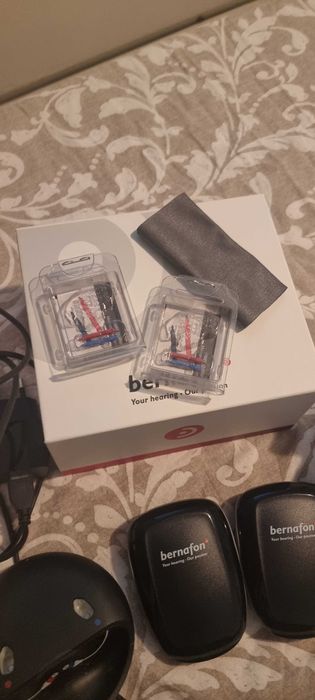 Aparelho auditivo novo na caixa