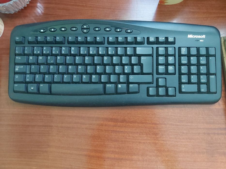 Computador+ secretária + cadeira+ colunas+monitor