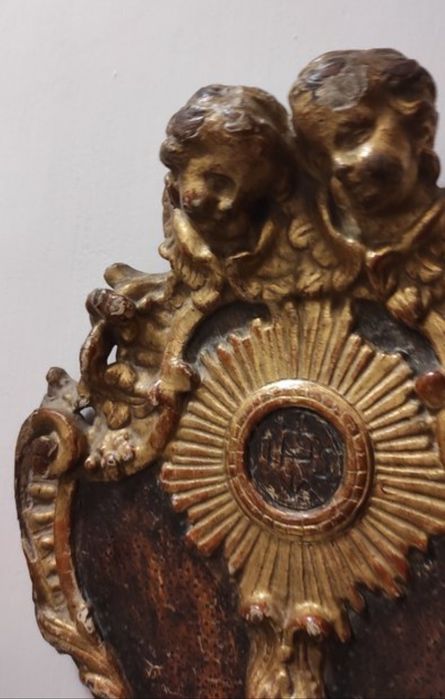 Belo Medalhão Devocional IHS, Barroco, Madeira e Ouro, Séc XVIII