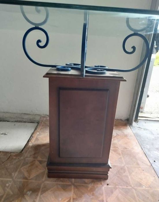 Mesa de vidro com pés em madeira