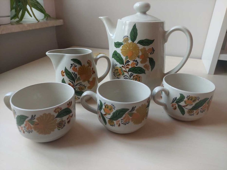 Chodzież porcelana dzbanek, mlecznik + 3 filiżanki, kwiaty, lata 70te