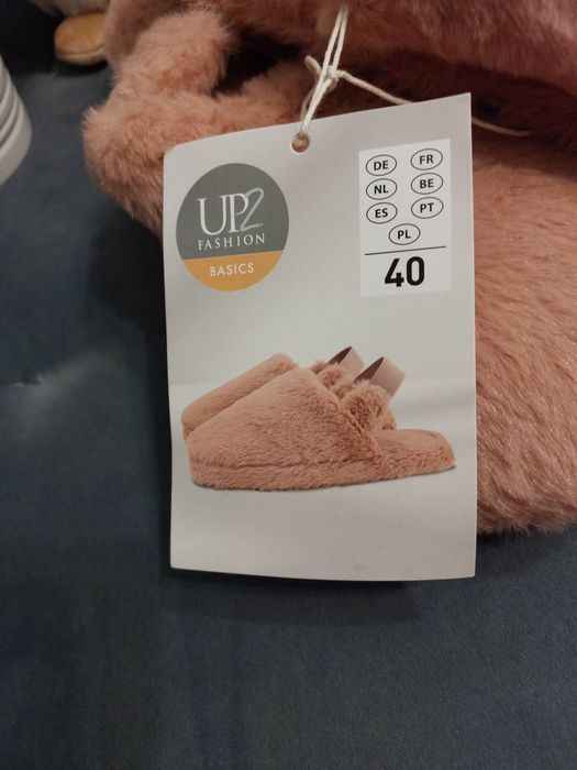 Nowe kapcie pluszowe z gumką r.40