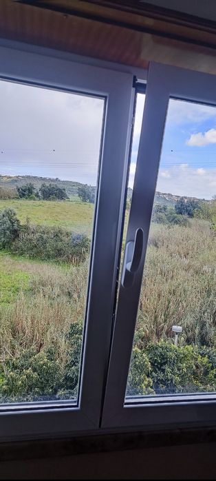 Montagem, reparação e manutenção de janelas com  oscilo batentes