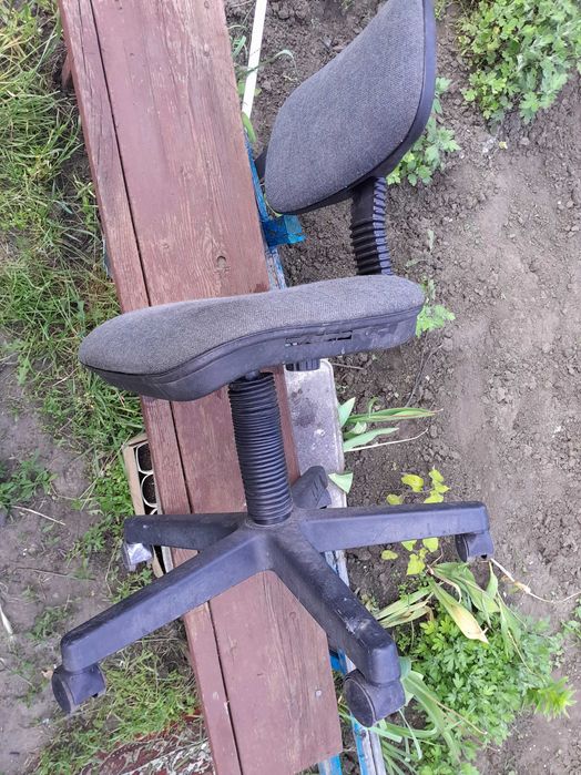 Продаю офисное кресло без подлокотников