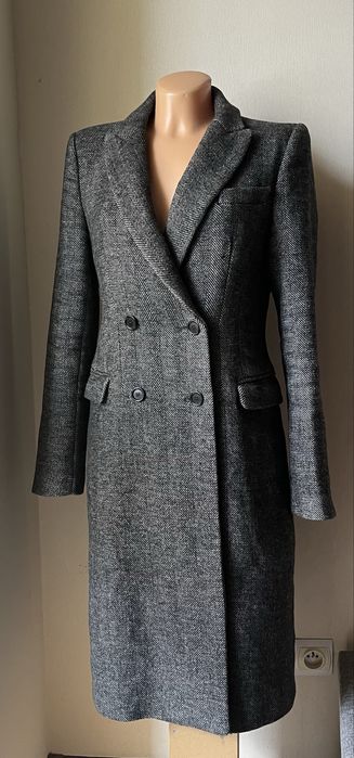Czarno-biały dwurzędowy płaszcz damski w jodełkę Zara S