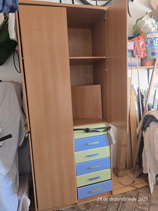 Roupeiro em madeira