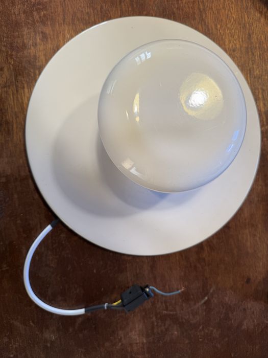 Candeeiro branco junto ao tecto como novo