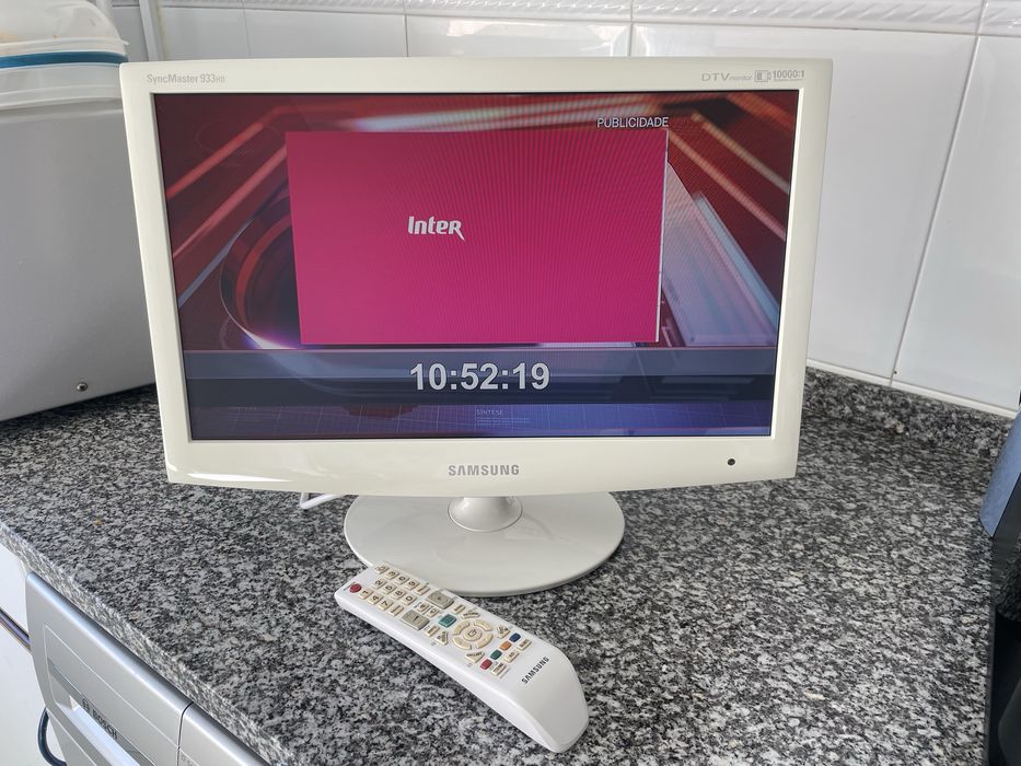Televisao Samsumg em otimo estado  45cm de comprimento por 30 de altura com comando