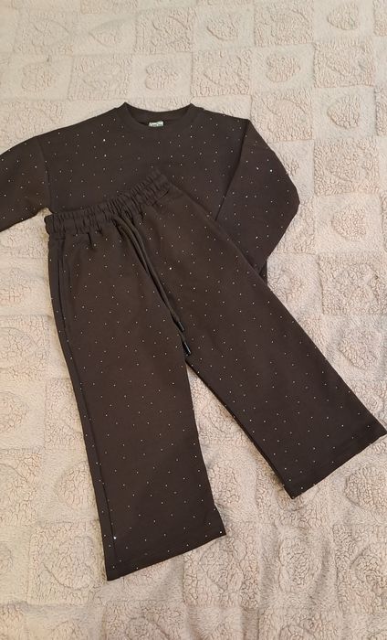 Костюм для дівчинки в камінчики