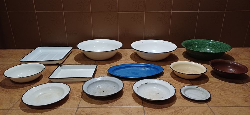 Stare emaliowane kanki, wiadra,miski tace,garnki,bańki ocynkowane.