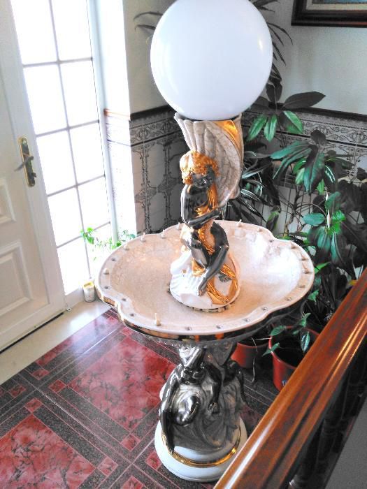 Fonte interior em louça com candeeiro