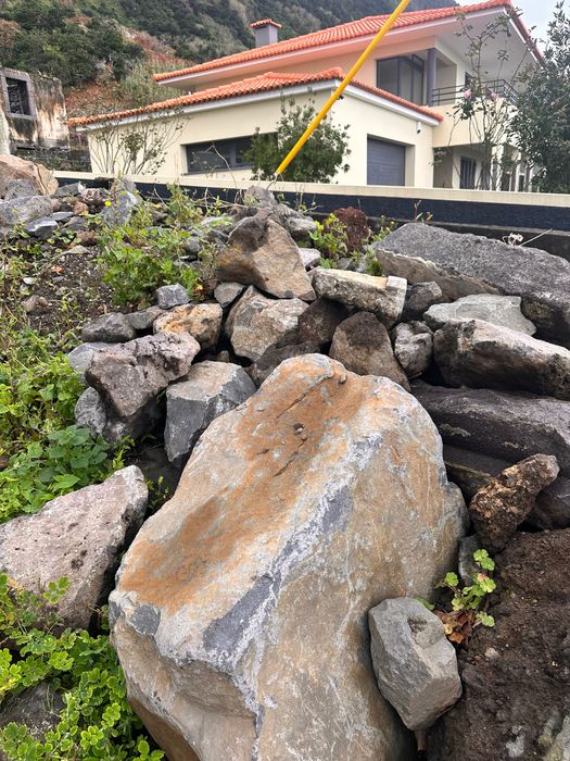 Pedra basáltica GRÁTIS – levantamento urgente | São Vicente