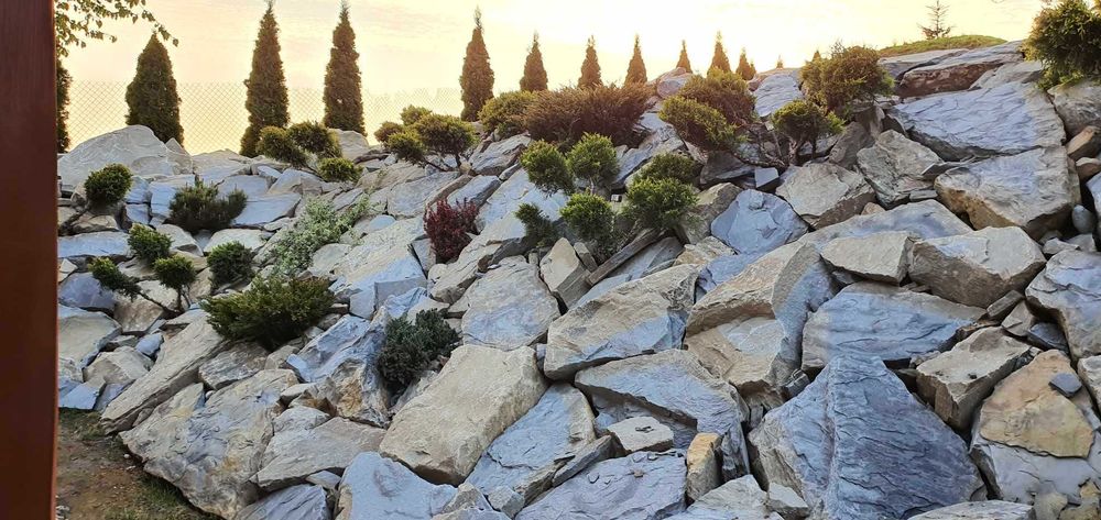 Kamień na skarpy, skalniaki, oczka wodne