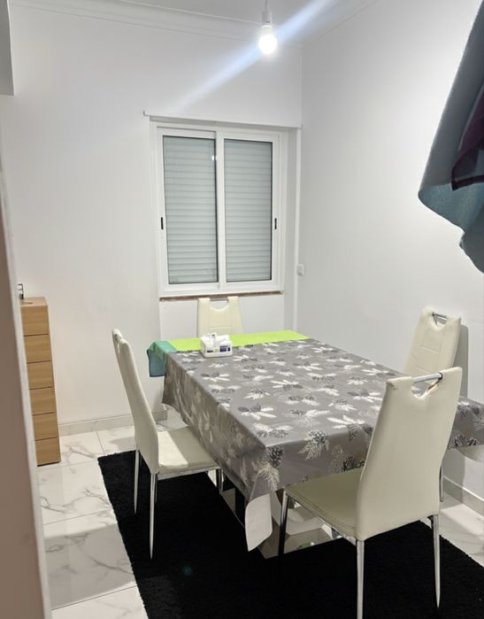 Quarto com Varanda — Reboleira, 5 min a pé da Estação