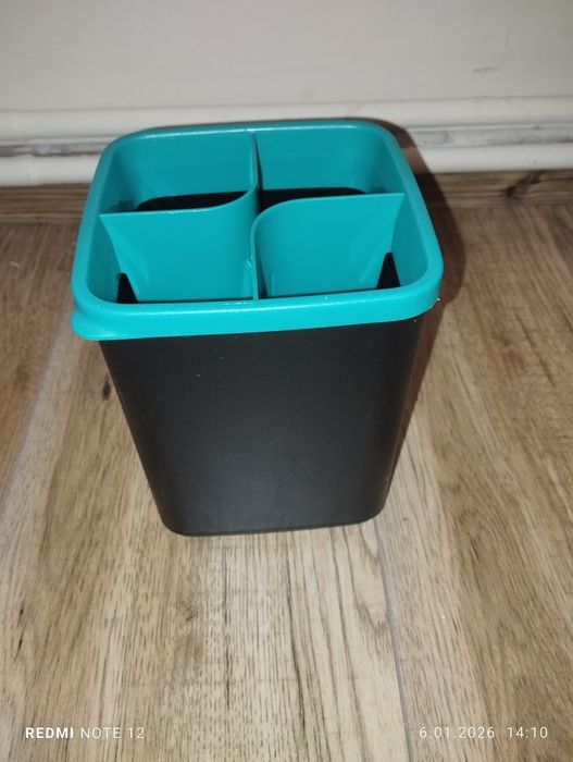 Tupperware odciekać na sztućce.