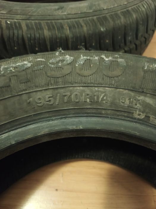 Pneus aro 14 bem conservados.