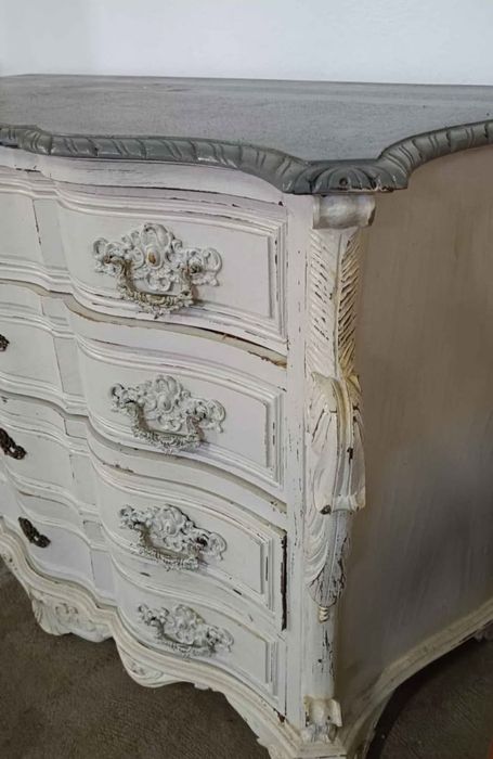 Cómoda a precisar de nova pintura