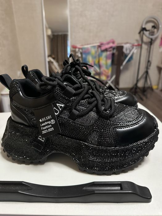 Кроссовки в стразах