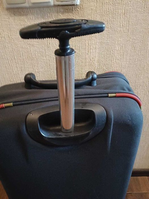 Текстильный чемодан британского бренда IT Luggage (International Traveller) размер 67х43х25 см