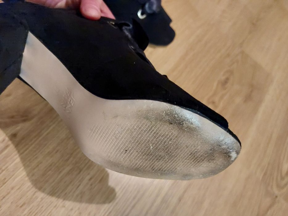 Zamszowe buty na obcasie