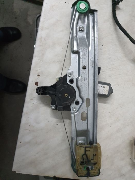 Фиксатор,стекло подьемник,уплотнитель Форд Фокус 3.Ford