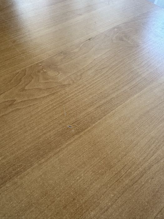 Biurko narożne w płyty wiórowej miejscem na klawiature