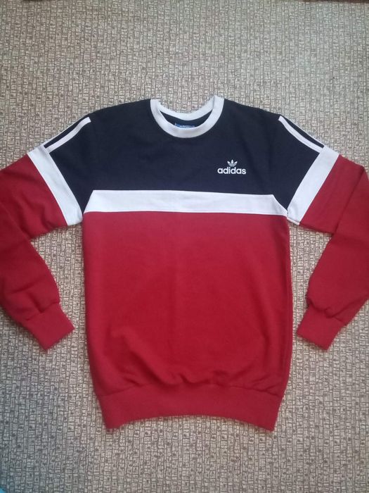 Свитер ADIDAS  в отличном состоянии