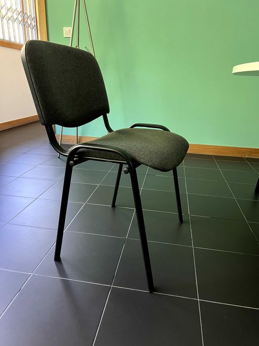 Mesa de reuniões com 6 cadeiras
