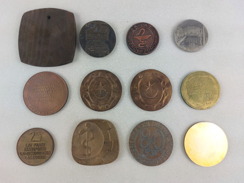 Zestaw medali pamiątkowych plakietki medale 12szt.