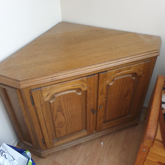 Rogowa szafka drewniana