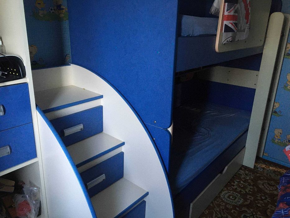 Продам двухъярусную кровать с матрасами