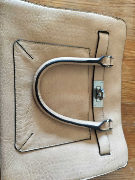 Mala beje em bom estado