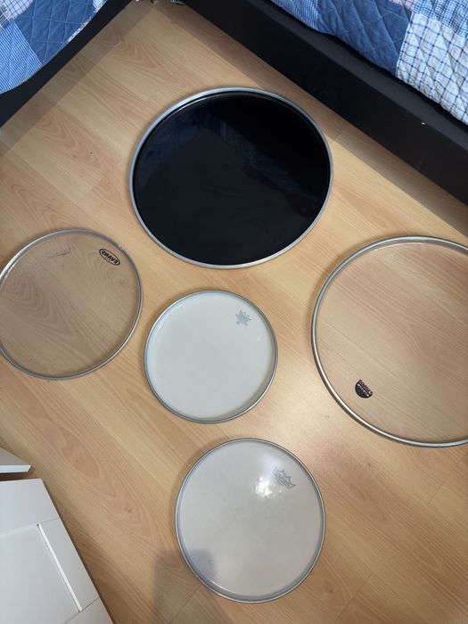 Várias peles de bateria Evans, Remo e Sonor novas e usadas